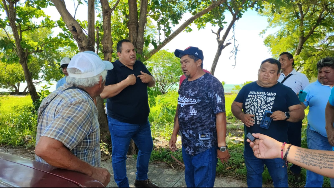 La Policía Municipal intervino para evitar que el conflicto escalara a golpes. La Policía Municipal intervino para evitar que el conflicto escalara a golpes.