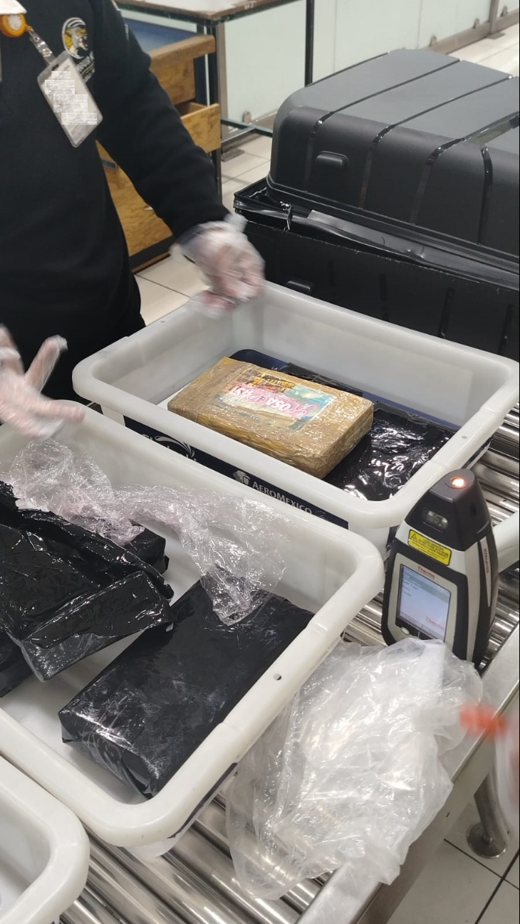 Se encontraron paquetes en doble fondo con cocaína, pesando aproximadamente 9 kg Se encontraron paquetes en doble fondo con cocaína, pesando aproximadamente 9 kg