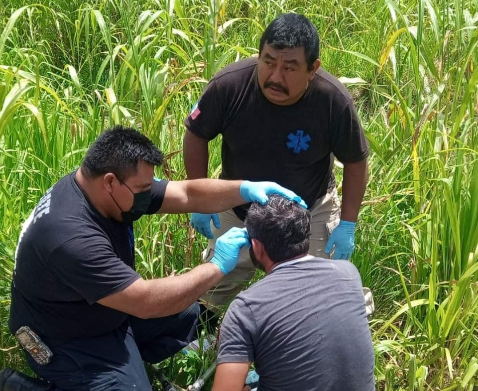 El conductor, inicialmente ileso, comenzó a sentir fuertes dolores torácicos y fue trasladado al hospital del IMSS-Bienestar en Hopelchén. El conductor, inicialmente ileso, comenzó a sentir fuertes dolores torácicos y fue trasladado al hospital del IMSS-Bienestar en Hopelchén.