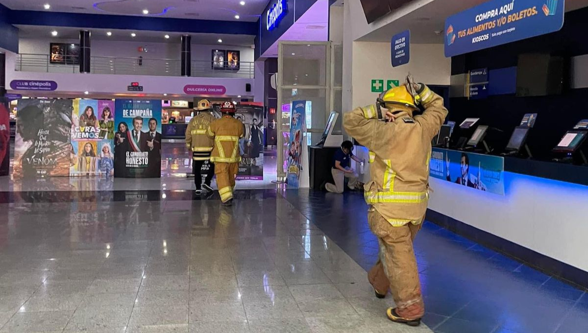El personal de Cinépolis fue evacuado durante las maniobras de los bomberos para evitar lesiones. El personal de Cinépolis fue evacuado durante las maniobras de los bomberos para evitar lesiones.