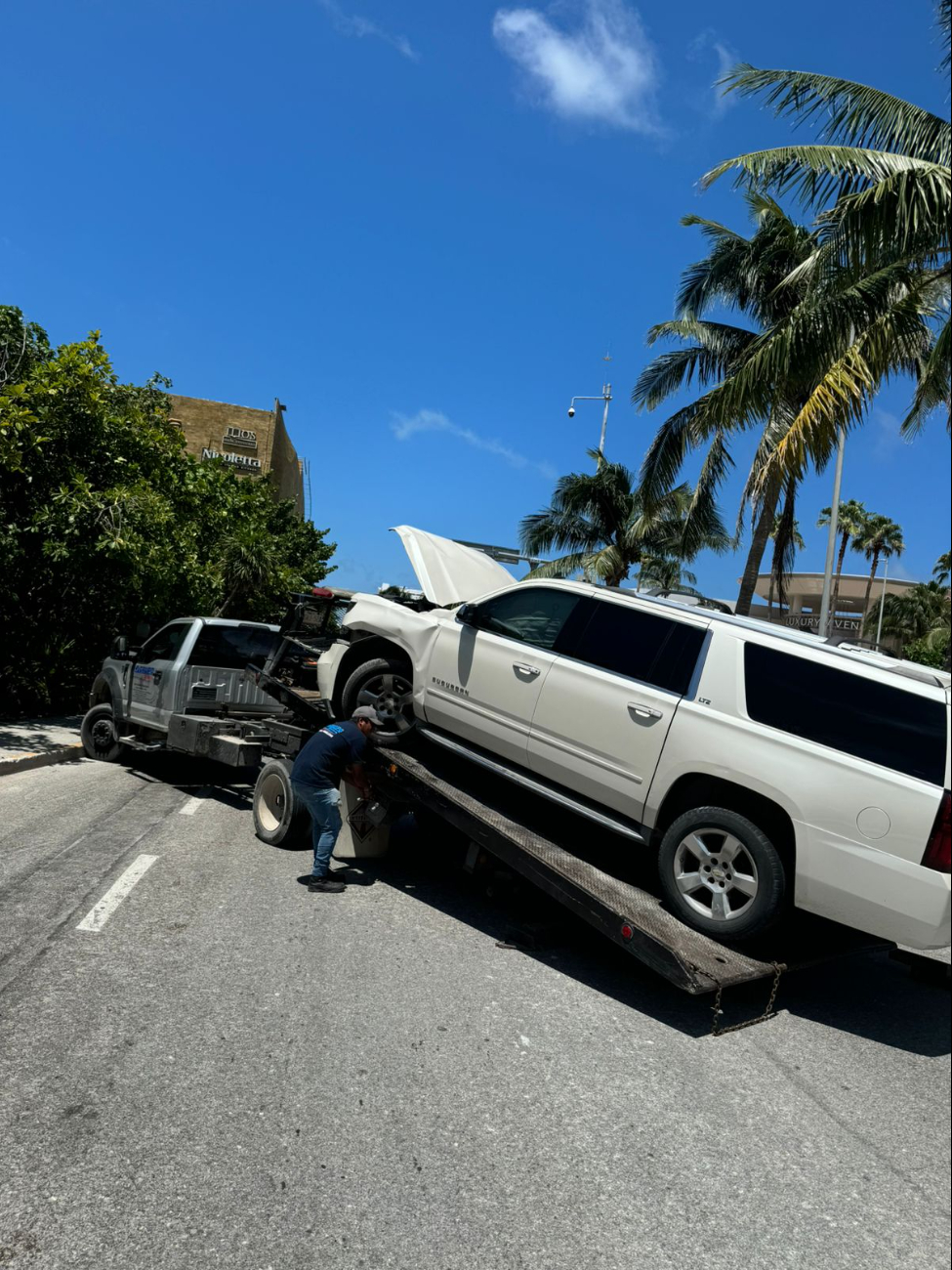 Grúa retira automóvil de la Zona Hotelera en Cancún Grúa retira automóvil de la Zona Hotelera en Cancún
