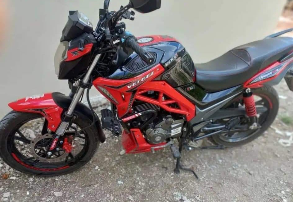 Los ladrones aprovecharon la oscuridad para romper el seguro del encendido y llevarse la motocicleta. Los ladrones aprovecharon la oscuridad para romper el seguro del encendido y llevarse la motocicleta.