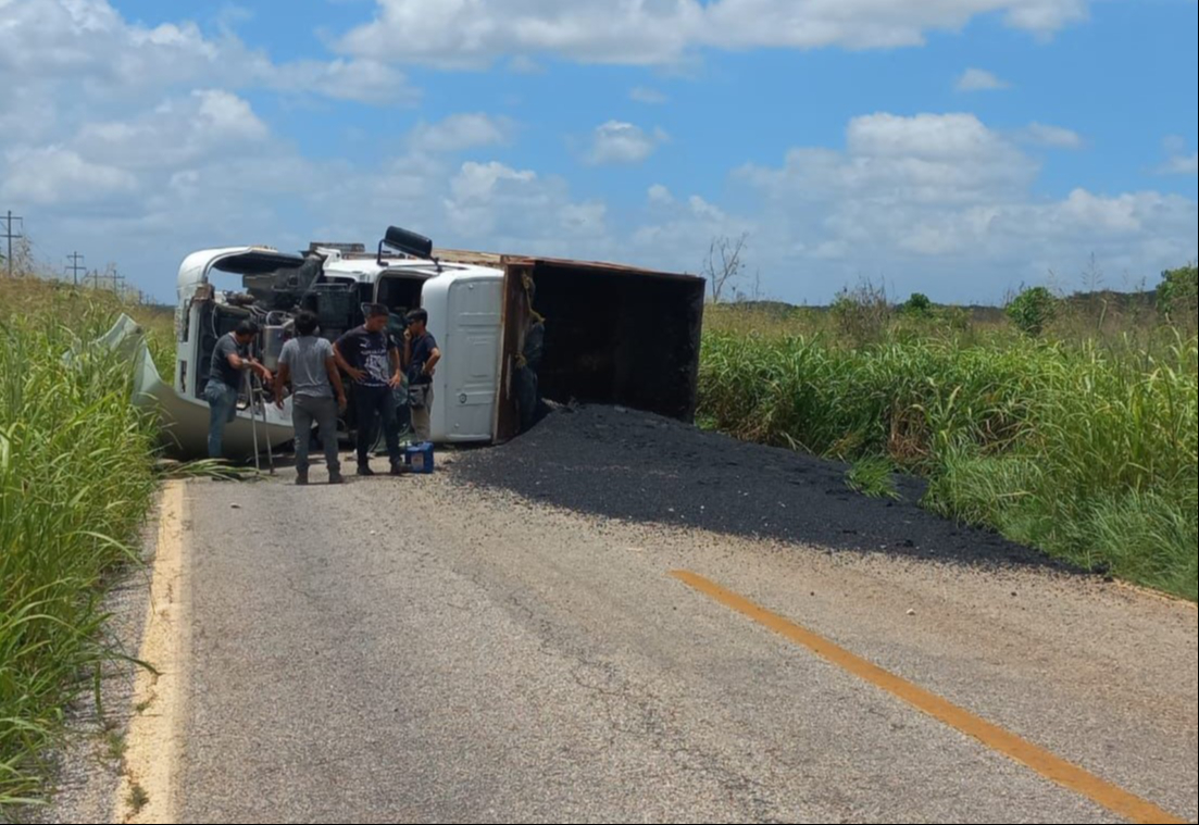 Un camión de volteo cargado con asfalto volcó en la carretera federal 261 Hopelchén-Campeche, paralizando el tráfico por más de cinco horas.