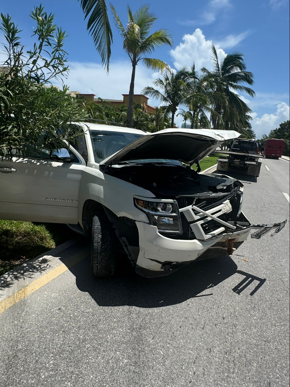 Vista general de la camioneta dañada en Cancún Vista general de la camioneta dañada en Cancún