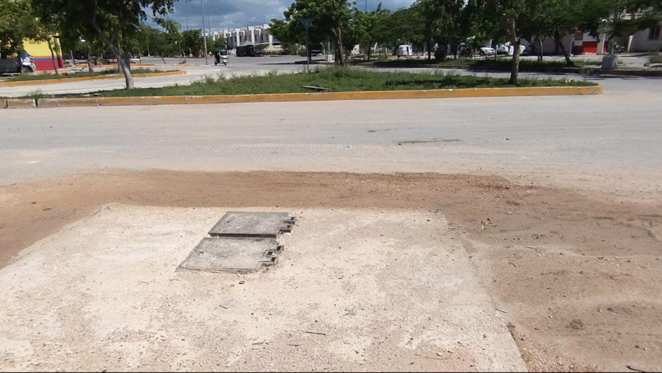 Al estar cerrado el paso, los choferes han peleado con personal de la empresa constructora. Al estar cerrado el paso, los choferes han peleado con personal de la empresa constructora.