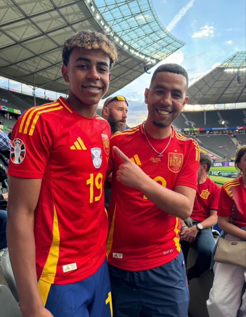 El joven del Barcelona y su padre El joven del Barcelona y su padre