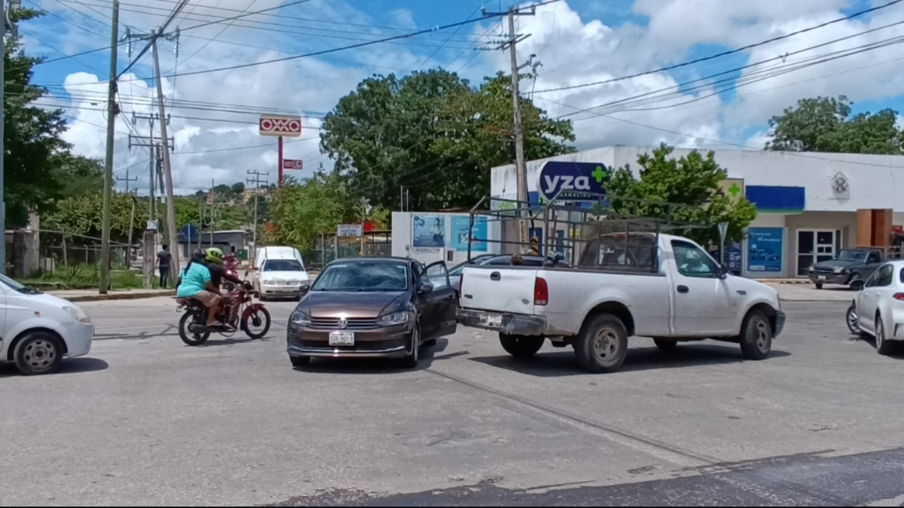 El vehículo café no respetó su alto por lo que terminó impactando contra la camioneta El vehículo café no respetó su alto por lo que terminó impactando contra la camioneta