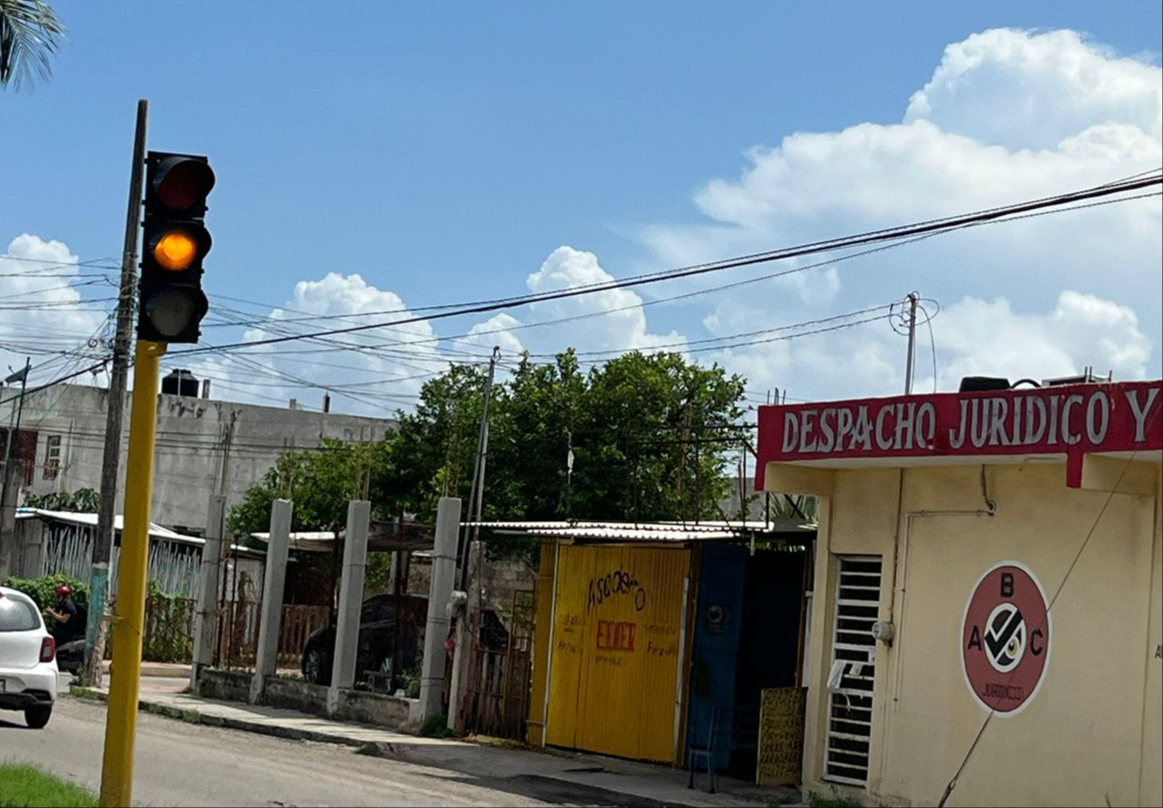 Hay varios cruces conflictivos en Chetumal por fallas en los semáforos o porque no funcionan. Hay varios cruces conflictivos en Chetumal por fallas en los semáforos o porque no funcionan.