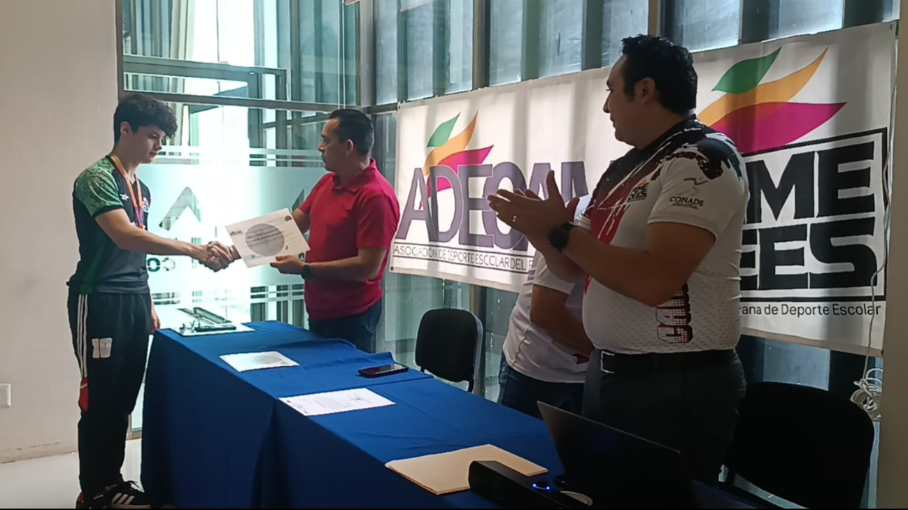 Se entregaron reconocimientos al atleta Mario Ortegón Escalante y a su entrenadora Candy Romero Medina.