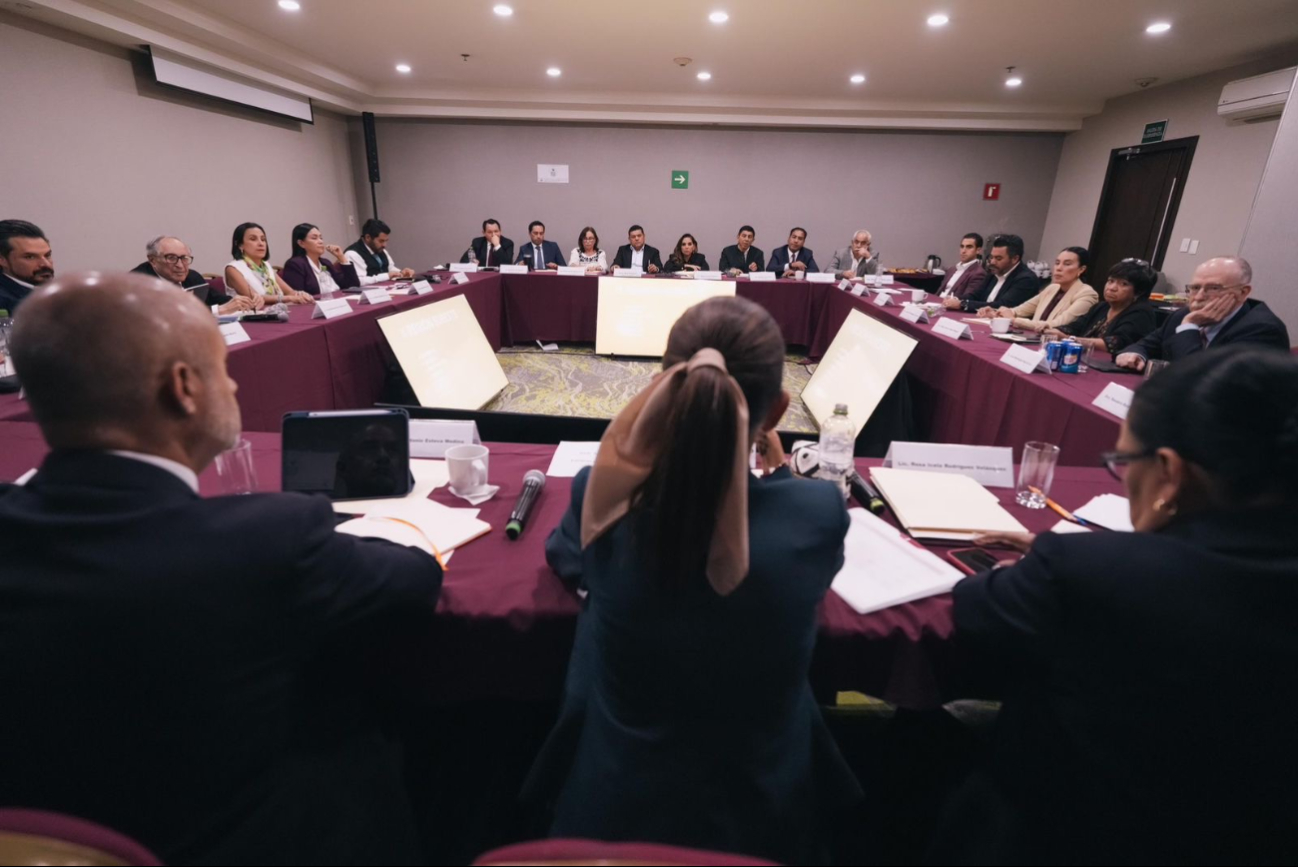 También se planea alargar y profundizar el muelle de Seybaplaya para facilitar la operación de la planta de “Cemento Cruz Azul”. También se planea alargar y profundizar el muelle de Seybaplaya para facilitar la operación de la planta de “Cemento Cruz Azul”.
