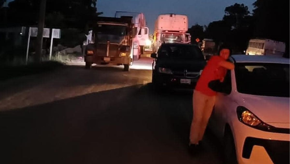 Bloquean tramo carretero por falta de luz en Chetumal