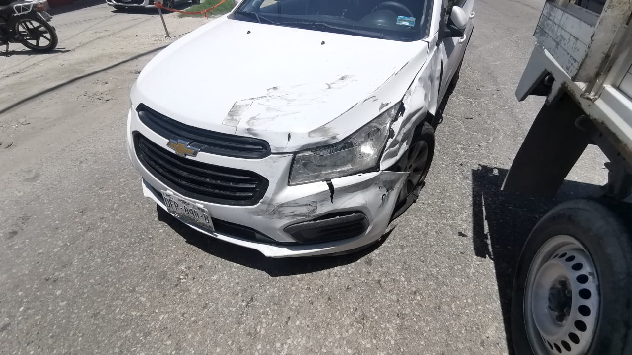 Chevrolet Sonic impactó contra una camioneta Nissan NP300. Chevrolet Sonic impactó contra una camioneta Nissan NP300.