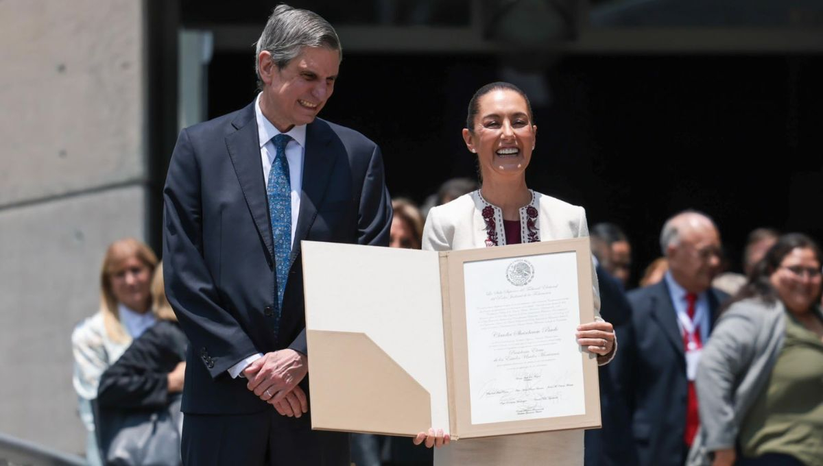 Claudia Sheinbaum al salir del TEPJF luego de recibir su constancia de mayoría como presidenta electa de México Claudia Sheinbaum al salir del TEPJF luego de recibir su constancia de mayoría como presidenta electa de México