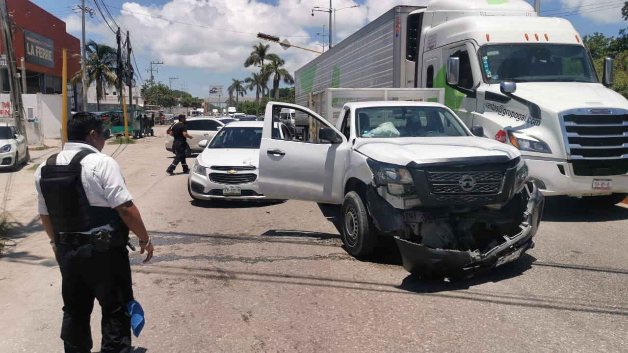 El accidente bloqueó dos carriles de la avenida Isla de Tris. El accidente bloqueó dos carriles de la avenida Isla de Tris.
