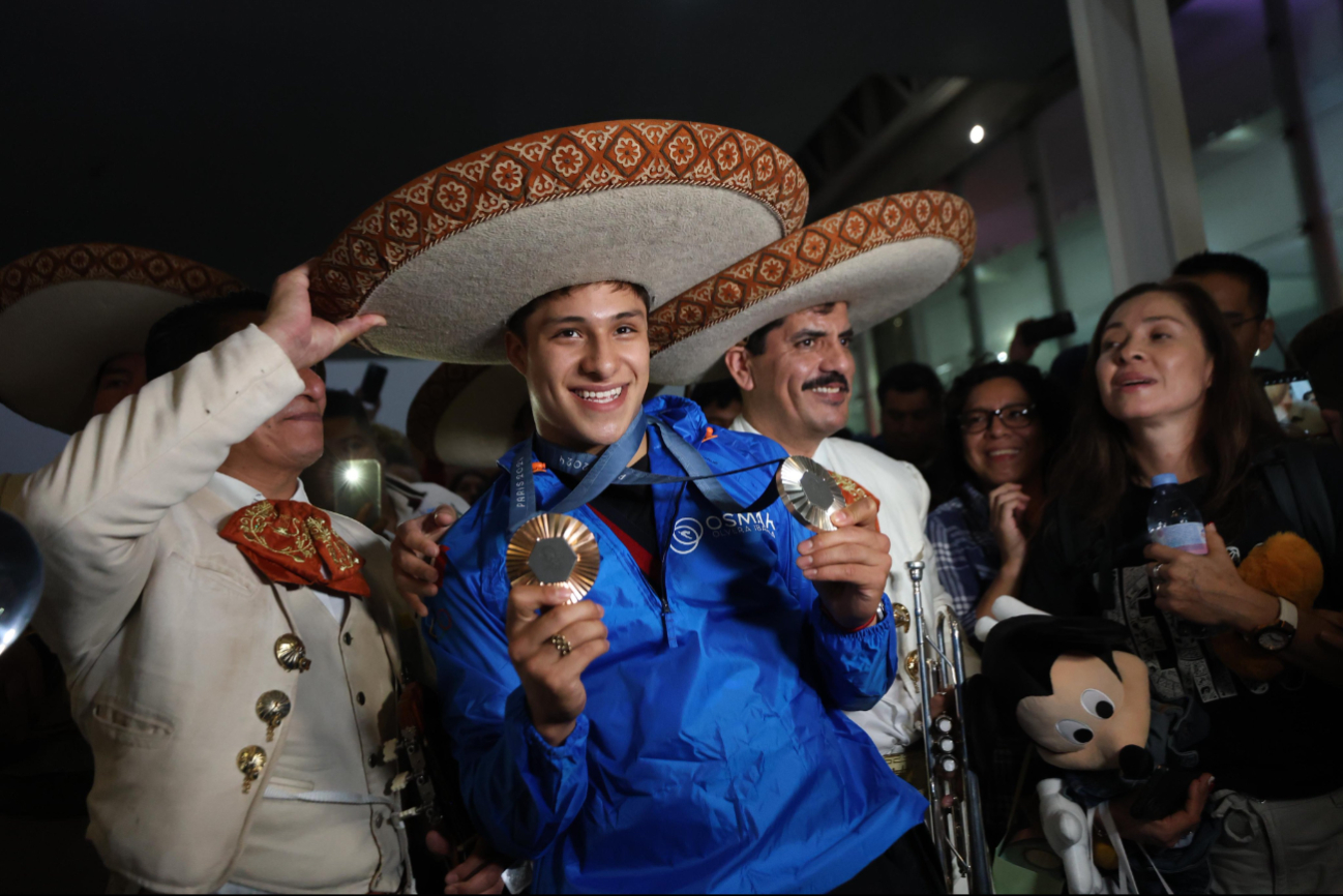  Osmar Olvera llega de París 2024 y es recibido con mariachi en la CDMX: VIDEO 