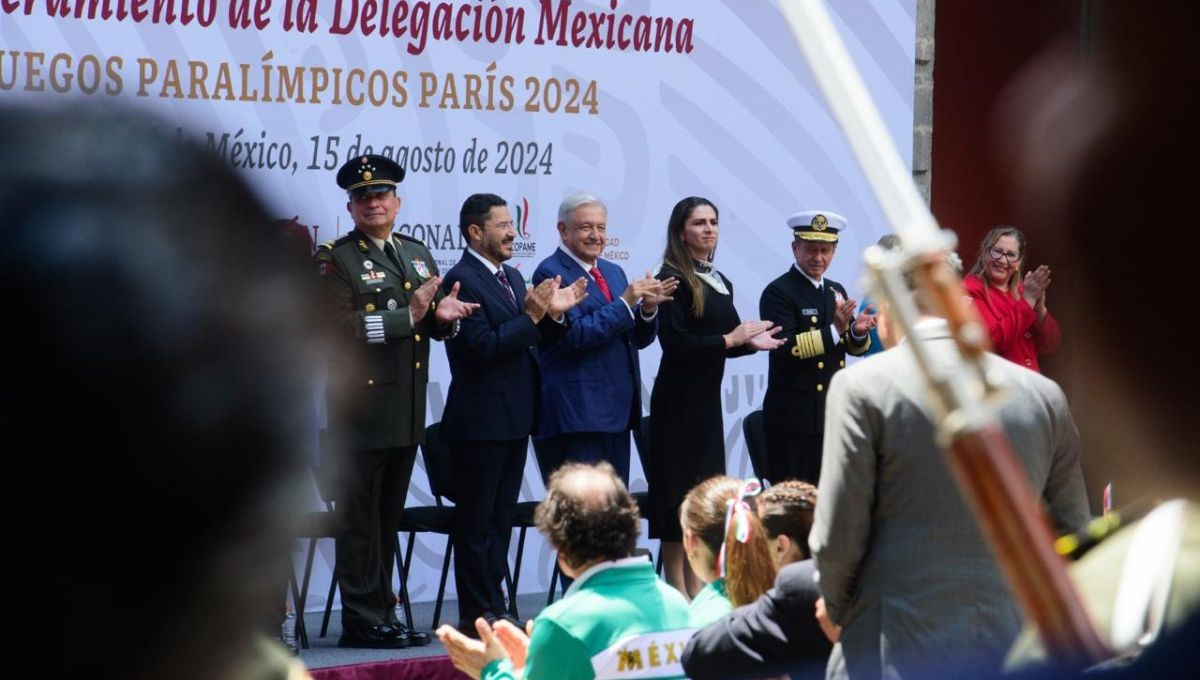 El presidente Andrés Manuel López Obrador abanderó a atletas paralímpicos que competirán en París 2024