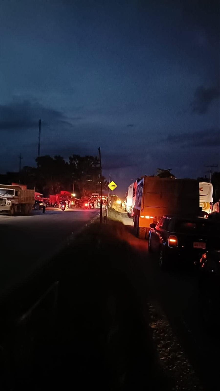 El tramo carretero permanece bloqueado en ambos sentidos El tramo carretero permanece bloqueado en ambos sentidos