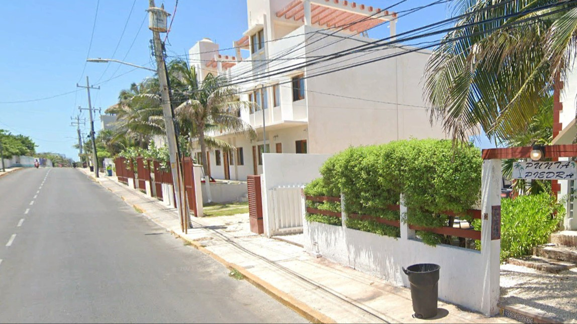 En este punto enfrente de la escuela se contemplan dos ventanas, solo hay casas. En este punto enfrente de la escuela se contemplan dos ventanas, solo hay casas.