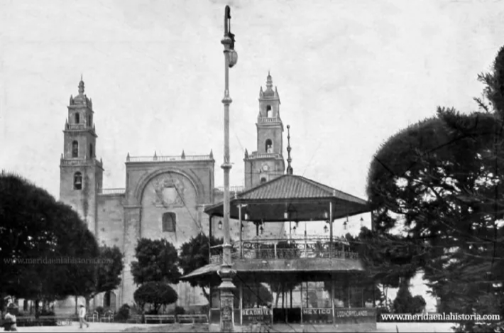 Hace años la Plaza Grande tenía un kiosko en el centro Hace años la Plaza Grande tenía un kiosko en el centro
