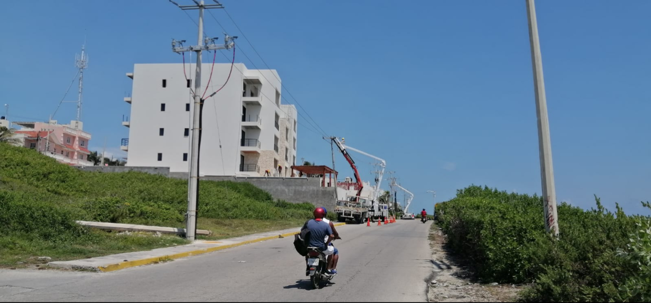 La CFE trabajó en los cambios de postes en Isla Mujeres La CFE trabajó en los cambios de postes en Isla Mujeres