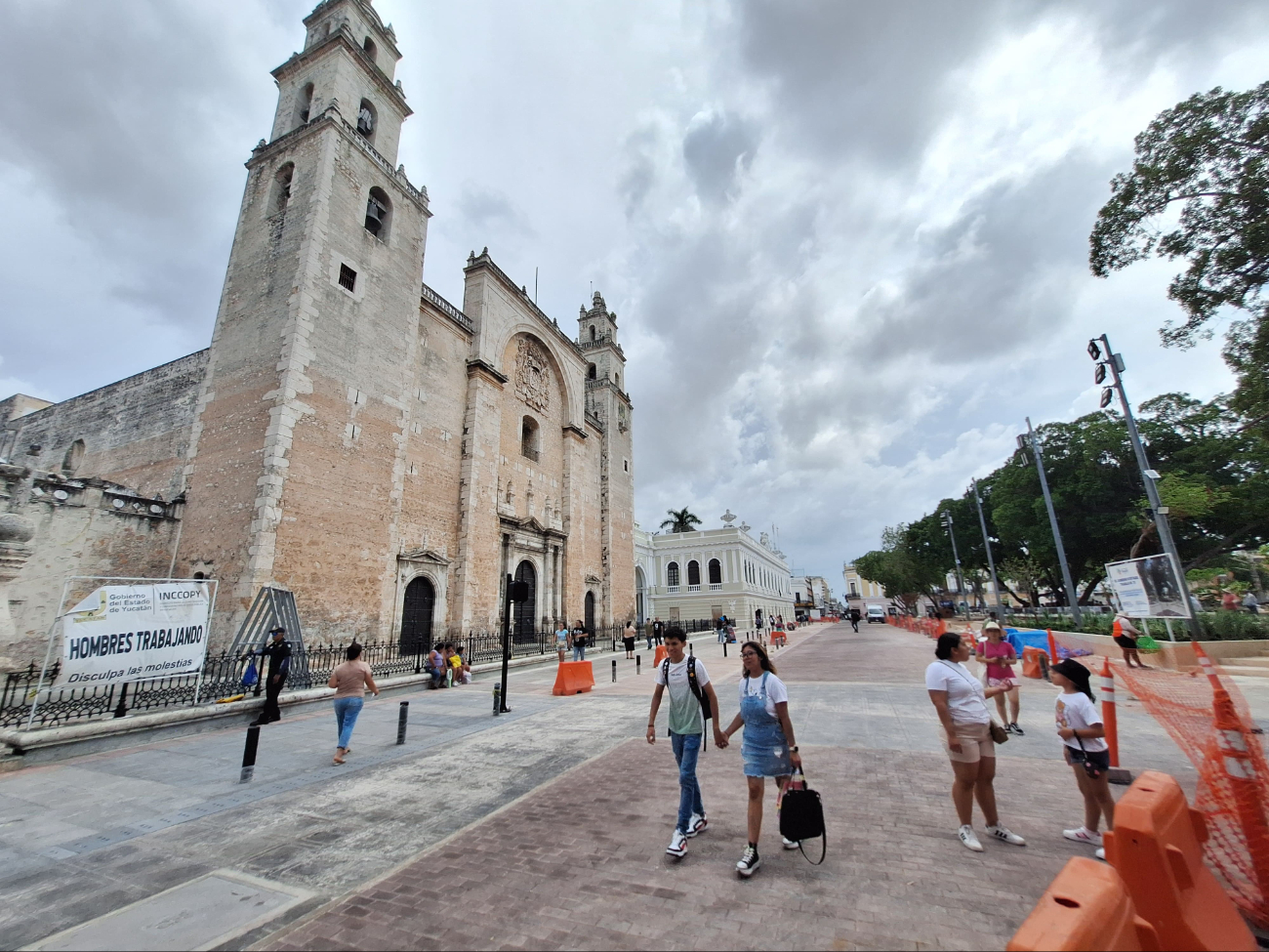 Las bancas en la Plaza Grande son parte de la polémica Las bancas en la Plaza Grande son parte de la polémica