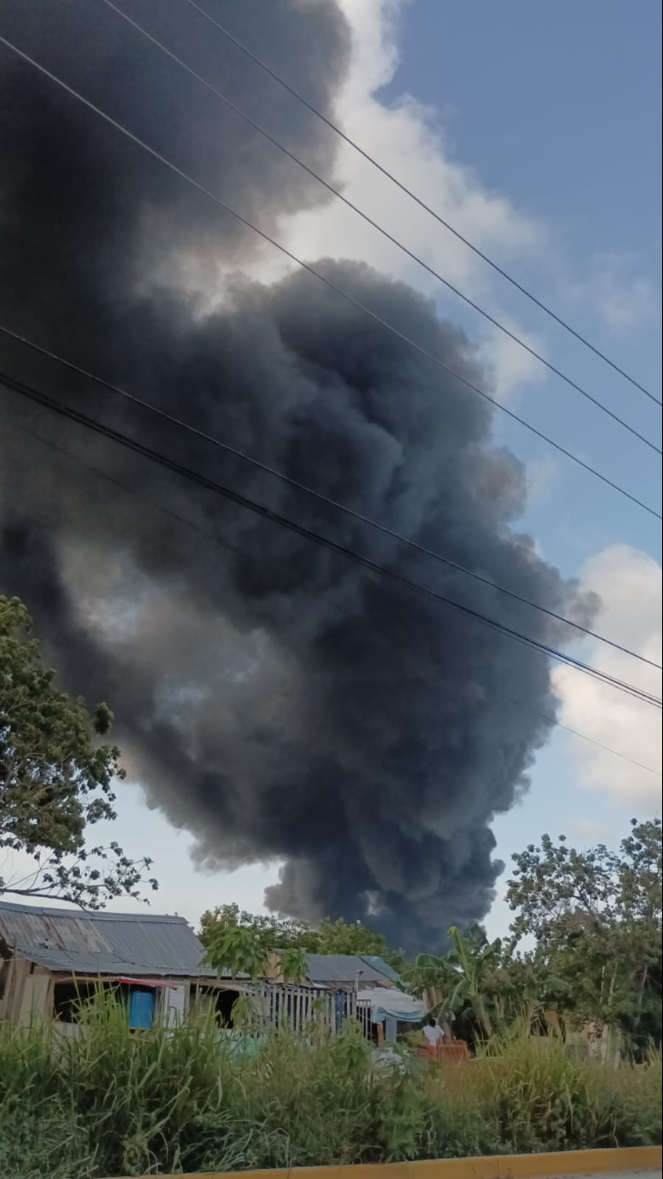 Nube de humo provocada por el incendio Nube de humo provocada por el incendio
