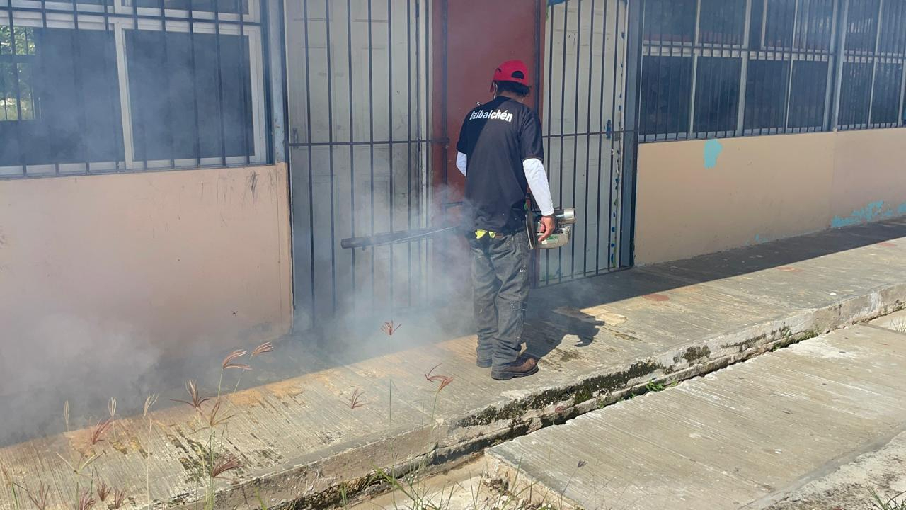 Vectores, fumigó alrededores de las casas de los contagiados Vectores, fumigó alrededores de las casas de los contagiados