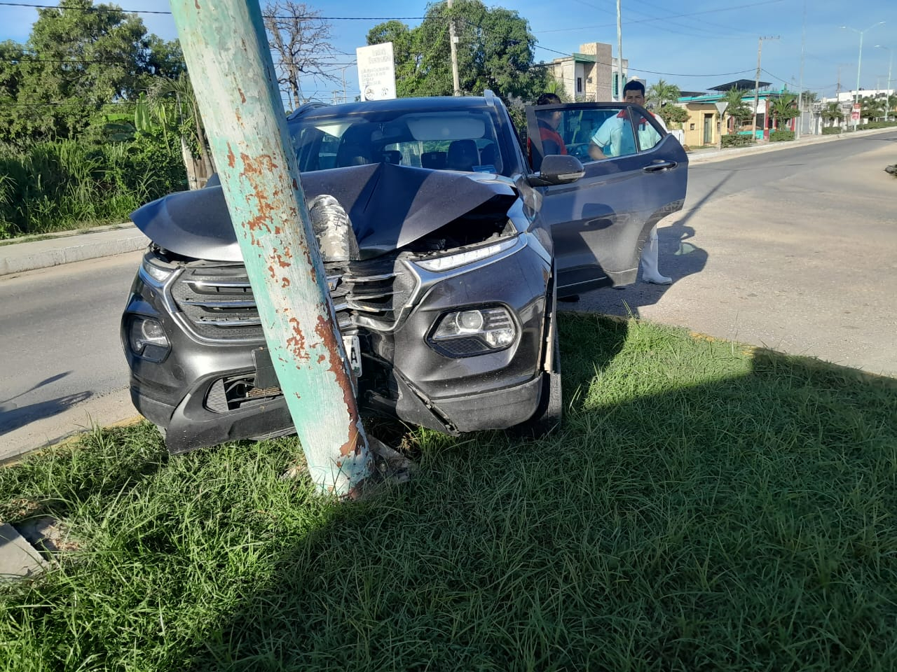 A pesar del fuerte impacto, la conductora resultó ilesa y fue auxiliada por sus familiares. A pesar del fuerte impacto, la conductora resultó ilesa y fue auxiliada por sus familiares.