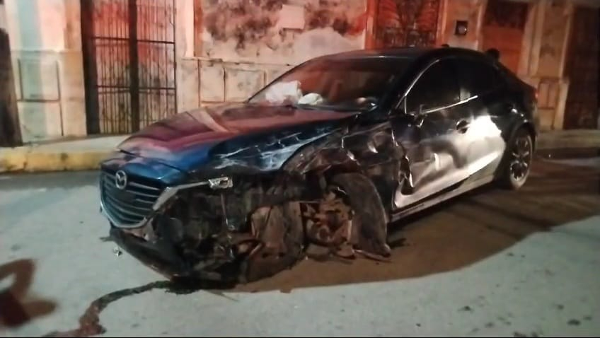 Ebrio destroza su coche en Calkiní al impactarse contra varios coches  estacionados 