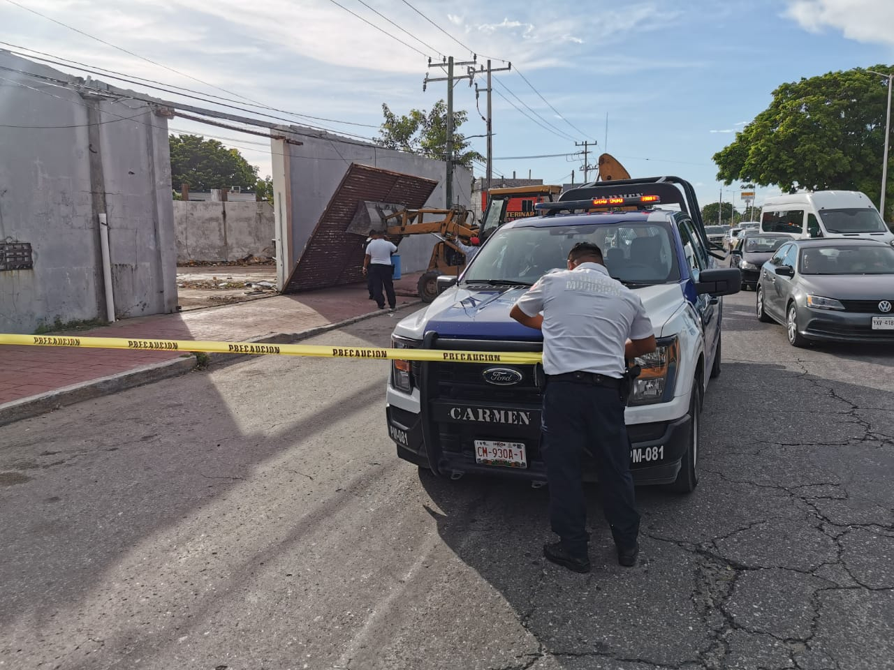 Al parecer una retroexcavadora golpeó el portón lo que ocasionó que cayera Al parecer una retroexcavadora golpeó el portón lo que ocasionó que cayera