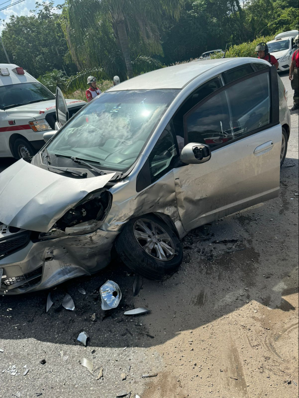 Automóvil termina dañado tras choque en la ciudad Automóvil termina dañado tras choque en la ciudad
