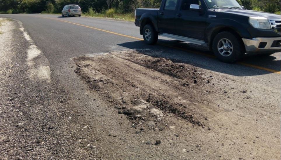 Baches pone en riesgo a conductores Baches pone en riesgo a conductores