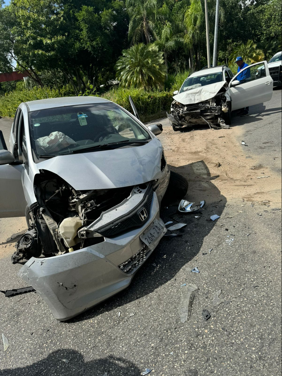 Daños en uno de los automóviles afectados en Cancún Daños en uno de los automóviles afectados en Cancún