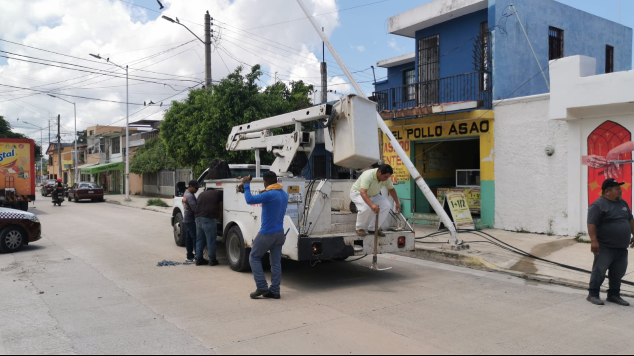 Joven choca vehículo contra tres postes en Campeche; intentó huir 