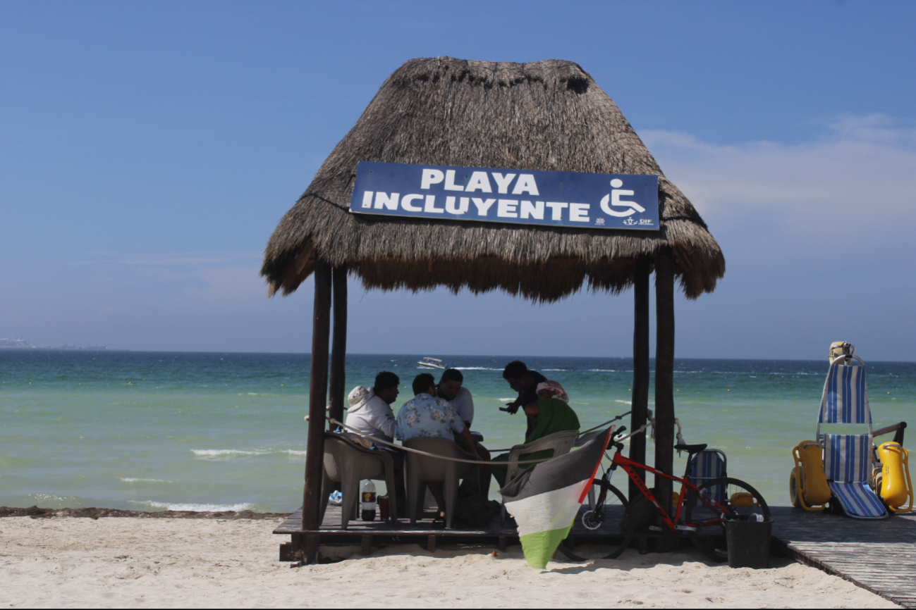 El sitio cuenta con sillas anfibias para que todos disfruten del mar, sin importar sus condiciones físicas El sitio cuenta con sillas anfibias para que todos disfruten del mar, sin importar sus condiciones físicas
