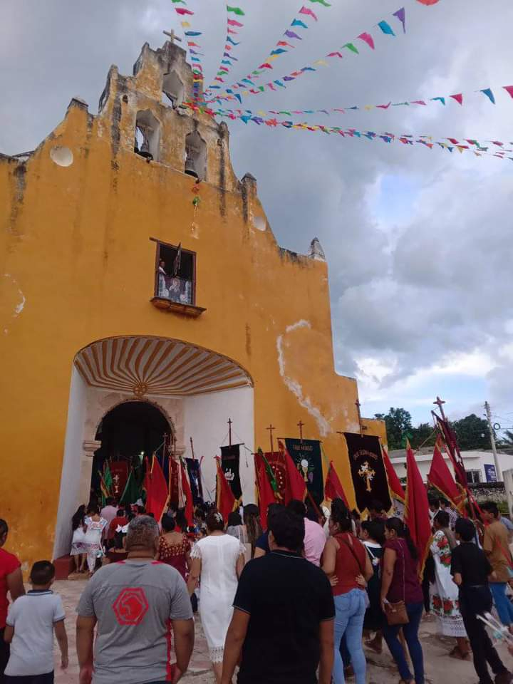 En Bolonchén de Rejón, hubo mañanitas y una procesión encabezada por el párroco Enrique Jiménez, seguida de pirotecnia y globos de cantoya. En Bolonchén de Rejón, hubo mañanitas y una procesión encabezada por el párroco Enrique Jiménez, seguida de pirotecnia y globos de cantoya.