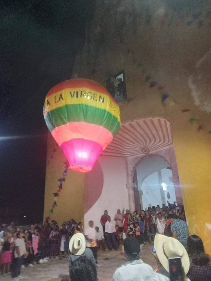 En San Juan Bautista Sahcabchén, los feligreses participaron con velas y veladoras encendidas, además de pirotecnia y globos de cantoya. En San Juan Bautista Sahcabchén, los feligreses participaron con velas y veladoras encendidas, además de pirotecnia y globos de cantoya.