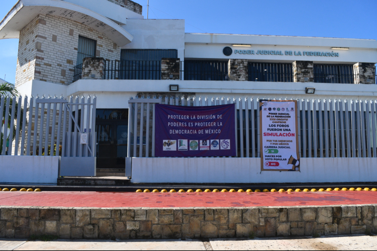 Juzgados de distrito en Campeche cuelgan mantas en contra de la reforma judicial 