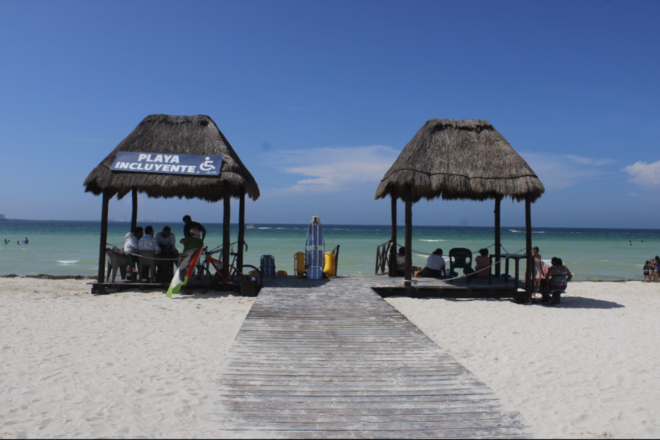La playa inclusiva de Progreso es de fácil acceso para las personas La playa inclusiva de Progreso es de fácil acceso para las personas