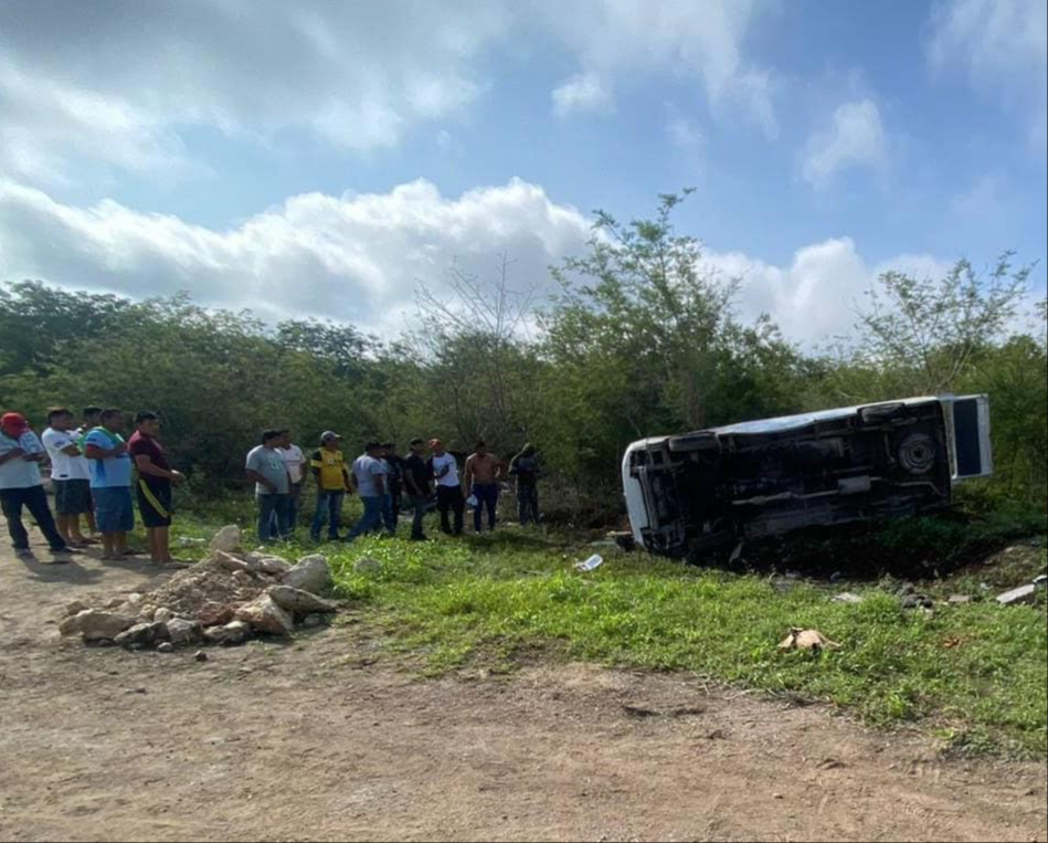 Volcadura de una camioneta en la vía Mérida-Campeche deja ocho lesionados