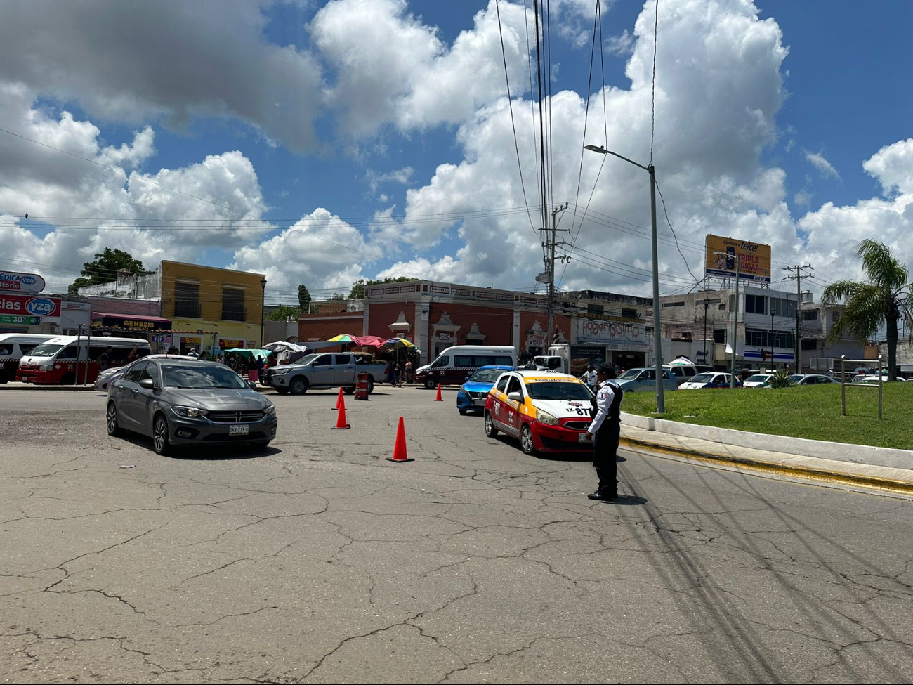 Se observan embotellamientos y peatones cruzando sin precaución en el barrio de Santa Ana. Se observan embotellamientos y peatones cruzando sin precaución en el barrio de Santa Ana.
