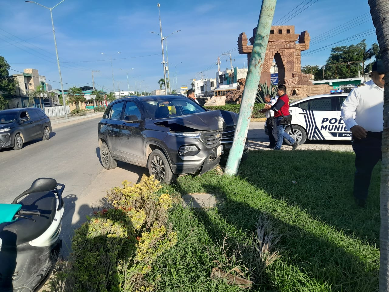 Mujer estrella su auto contra poste de luz en Escárcega; resulta ilesa