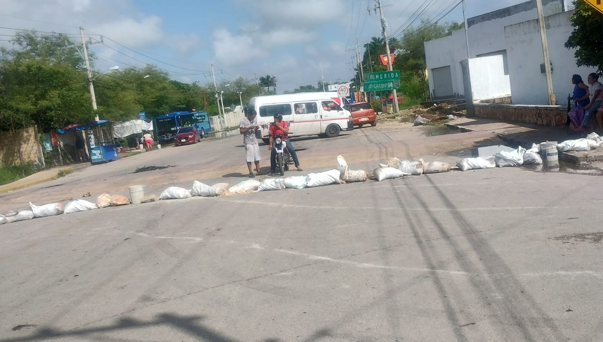Vecinos de Kanasín mantienen bloqueada la carretera hacia Acanceh Vecinos de Kanasín mantienen bloqueada la carretera hacia Acanceh