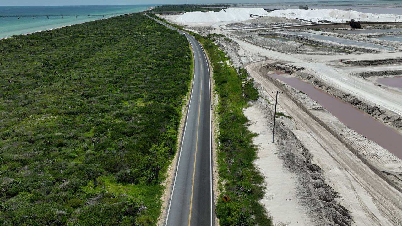 Vista panorámica de la carretera Tizimín-Río Lagartos-Las Coloradas Vista panorámica de la carretera Tizimín-Río Lagartos-Las Coloradas
