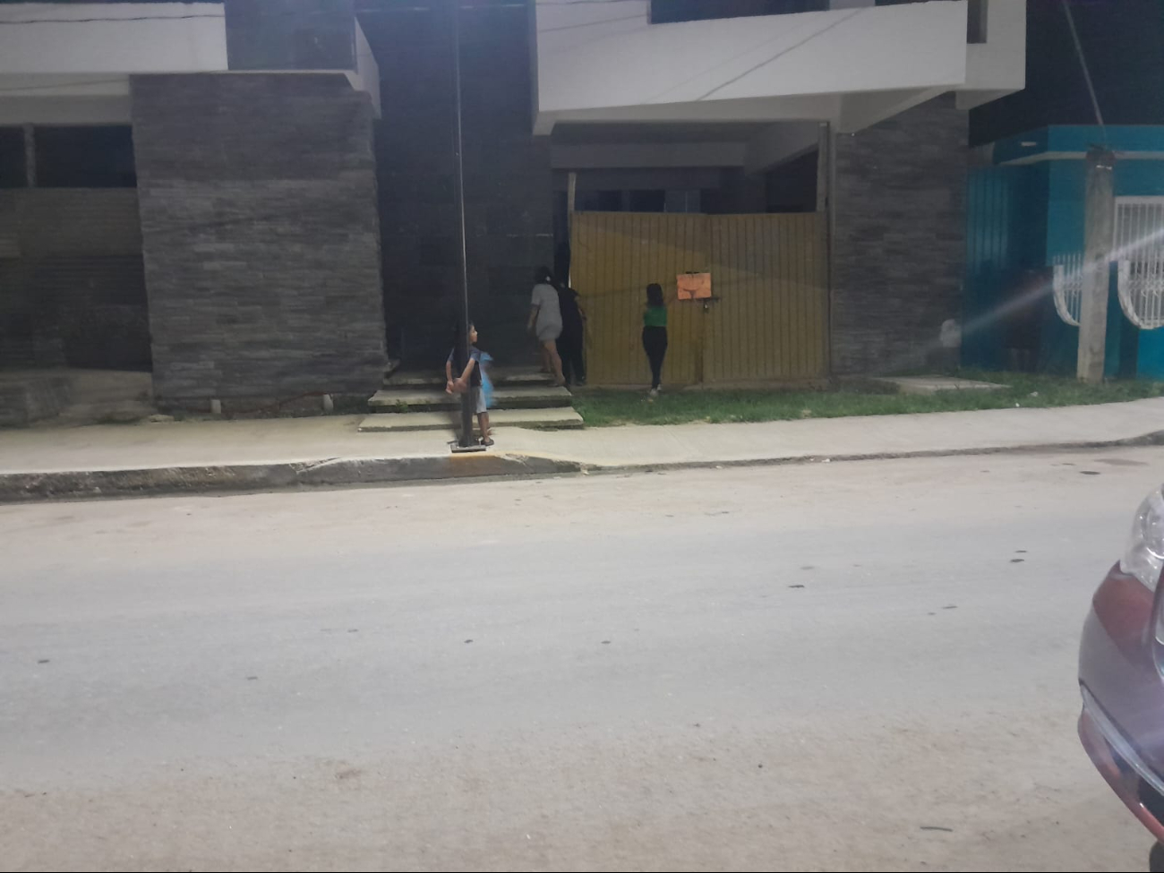 Al ser descubierto, dejó una cazuela y escapó antes de la llegada de la policía. Al ser descubierto, dejó una cazuela y escapó antes de la llegada de la policía.