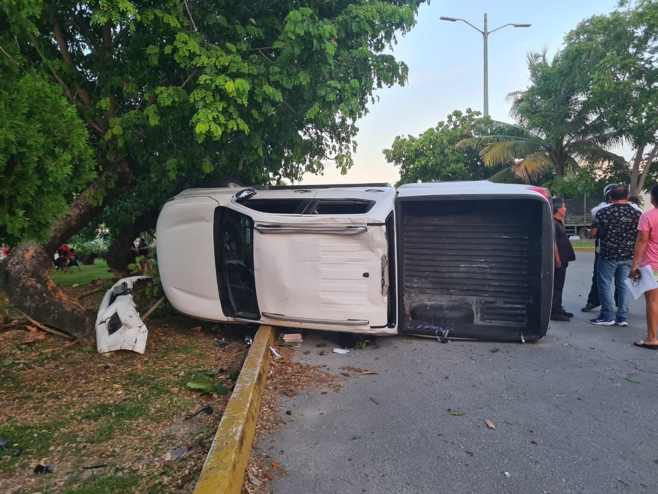 Joven pierde la vida en Arco Vial y reportan accidente  de auto en avenida Andrés Quintana Roo