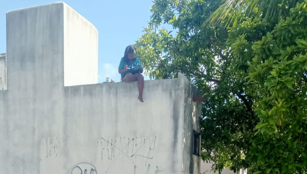 Mujer intenta arrojarse del techo de una vivienda en Playa del Carmen
