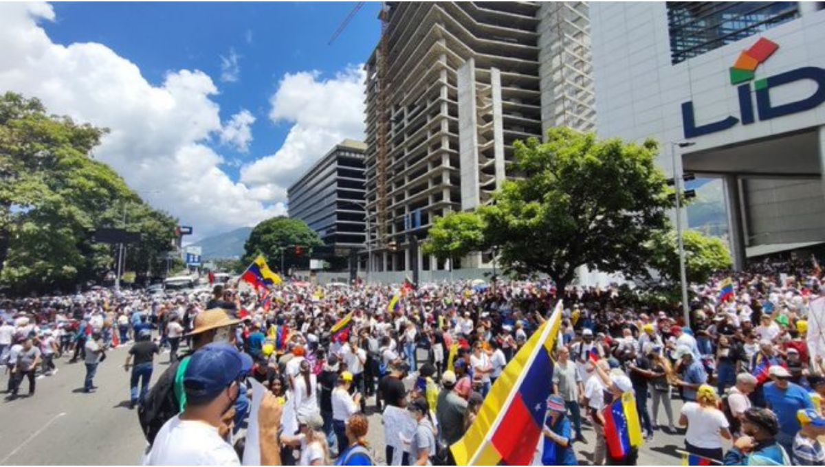 Venezolanos se movilizan en 300 ciudades para exigir transparencia electoral mientras en Caracas se desata la represión