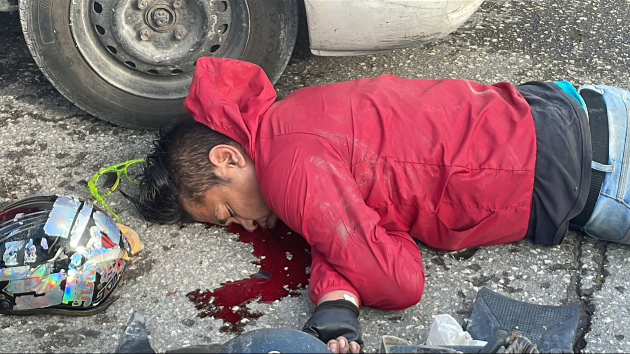 Motociclista es trasladado a emergencias por posible fractura de cráneo en Cancún / Especial Motociclista es trasladado a emergencias por posible fractura de cráneo en Cancún / Especial