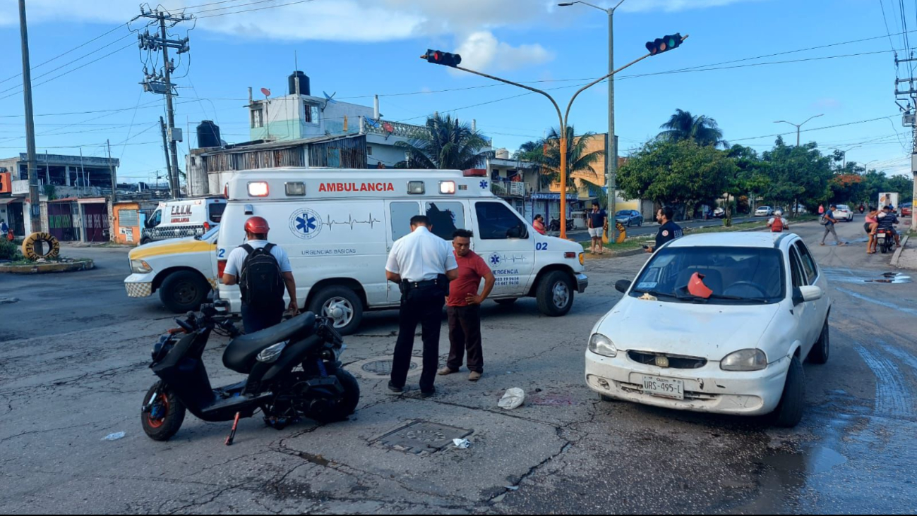 Motociclista es trasladado a emergencias por posible fractura de cráneo en Cancún / Especial Motociclista es trasladado a emergencias por posible fractura de cráneo en Cancún / Especial